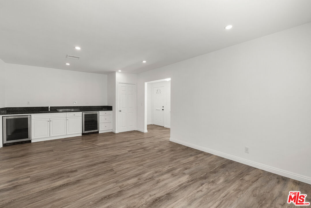 384 N San Vicente Blvd