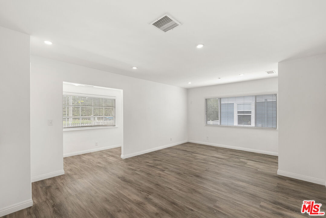 384 N San Vicente Blvd