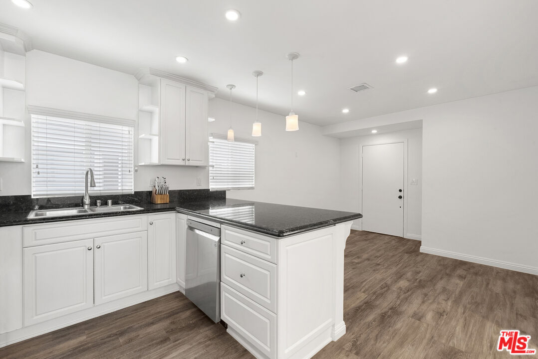 384 N San Vicente Blvd