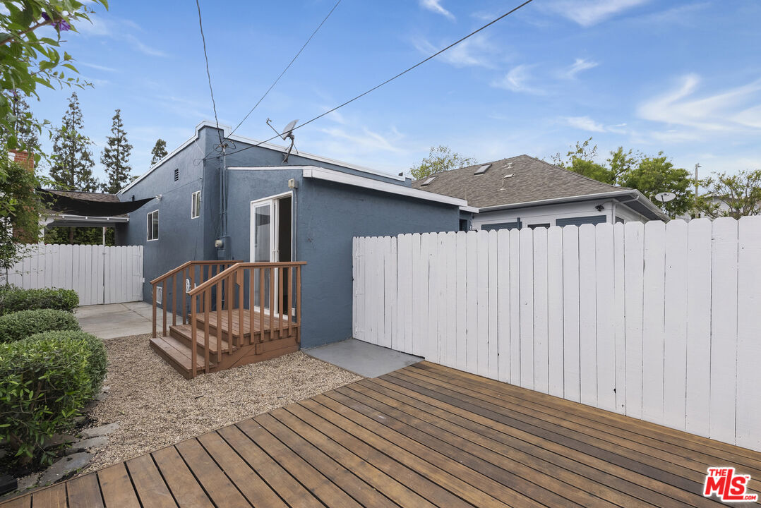 384 N San Vicente Blvd