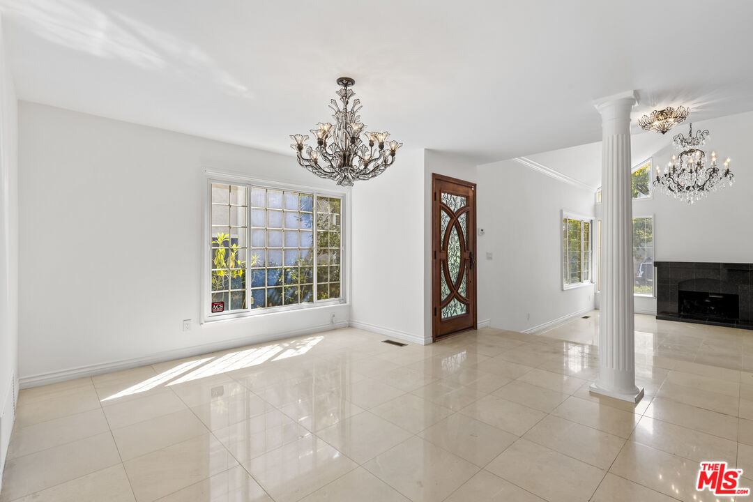 10211 Clematis Ct