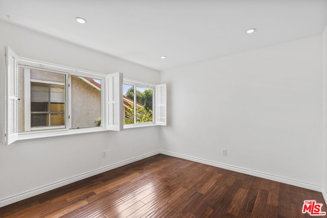10211 Clematis Ct