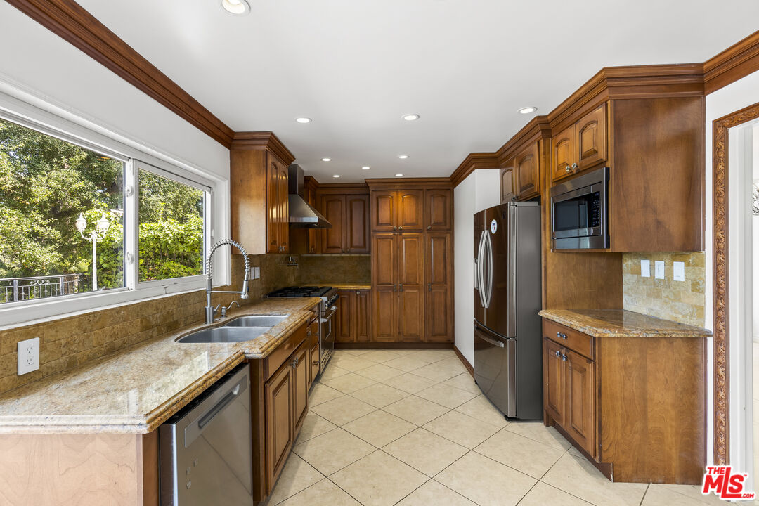 10211 Clematis Ct