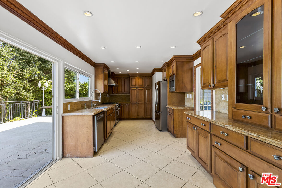 10211 Clematis Ct