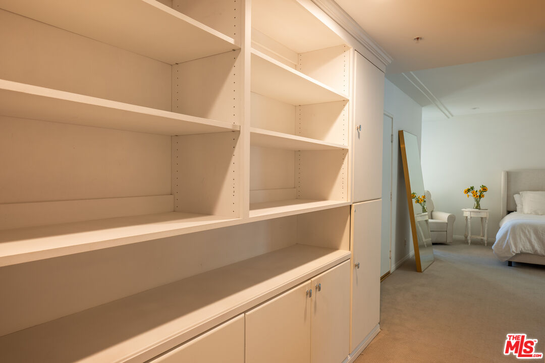 146 S Clark Dr Unit: 101