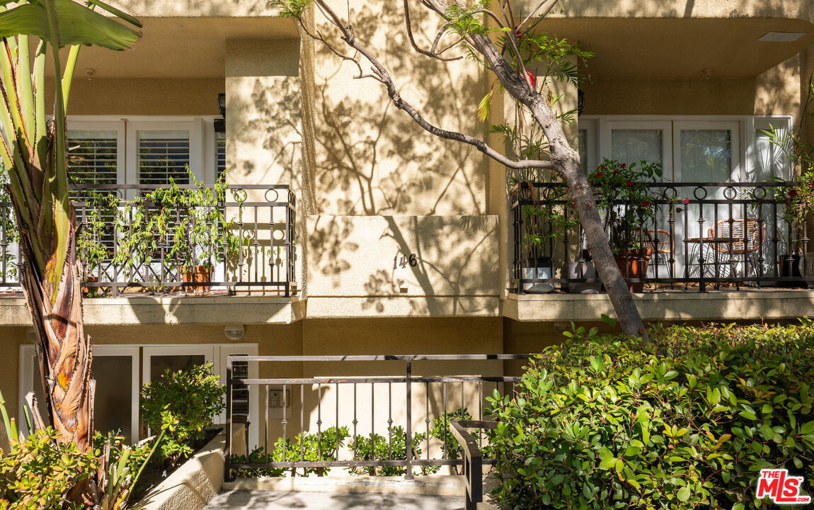 146 S Clark Dr Unit: 101