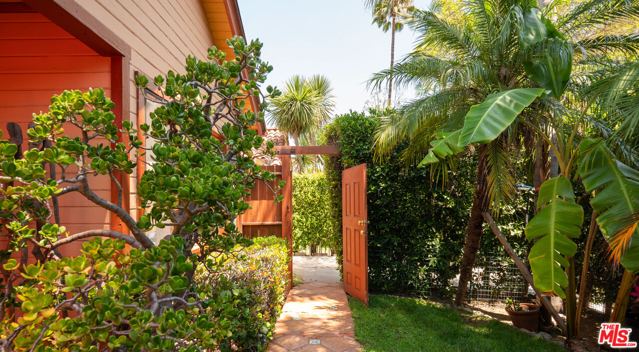 8921 Rosewood Ave