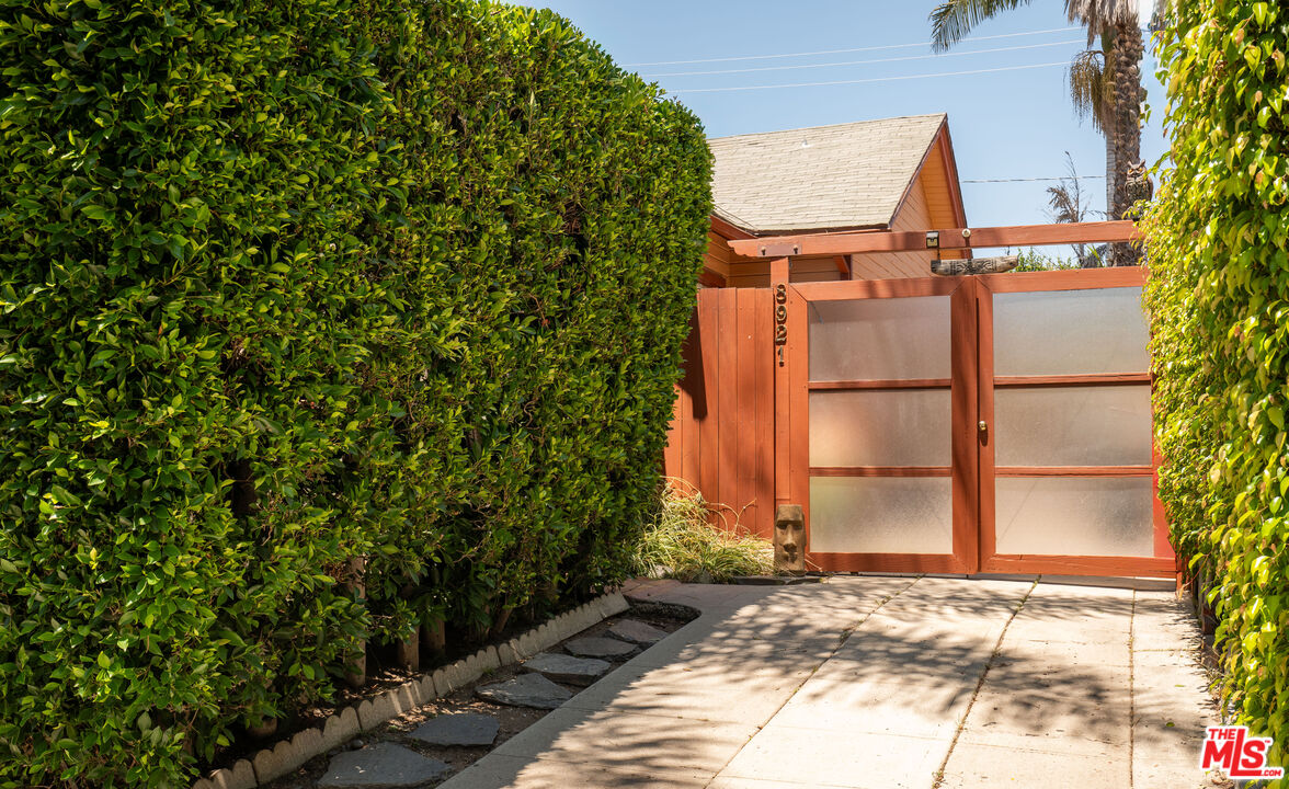 8921 Rosewood Ave
