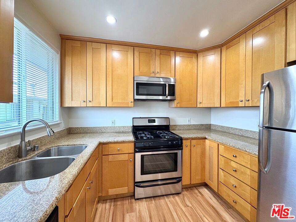 1233 N Harper Ave Unit: 7