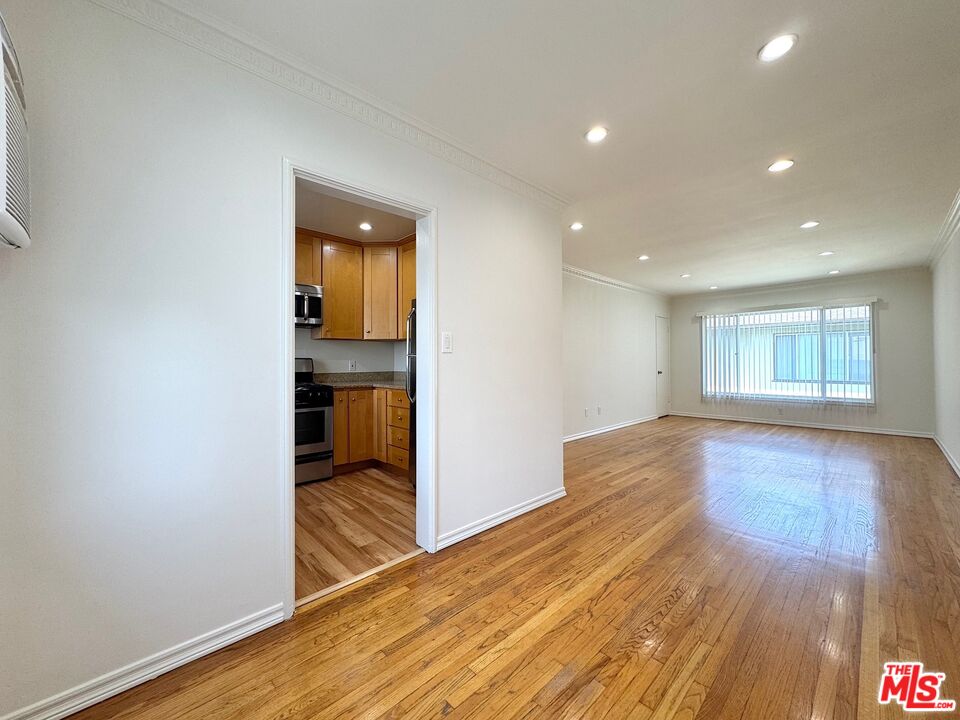 1233 N Harper Ave Unit: 7