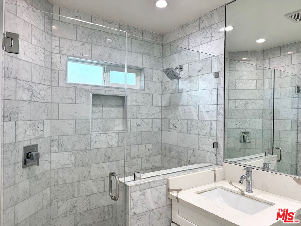 1233 N Harper Ave Unit: 7