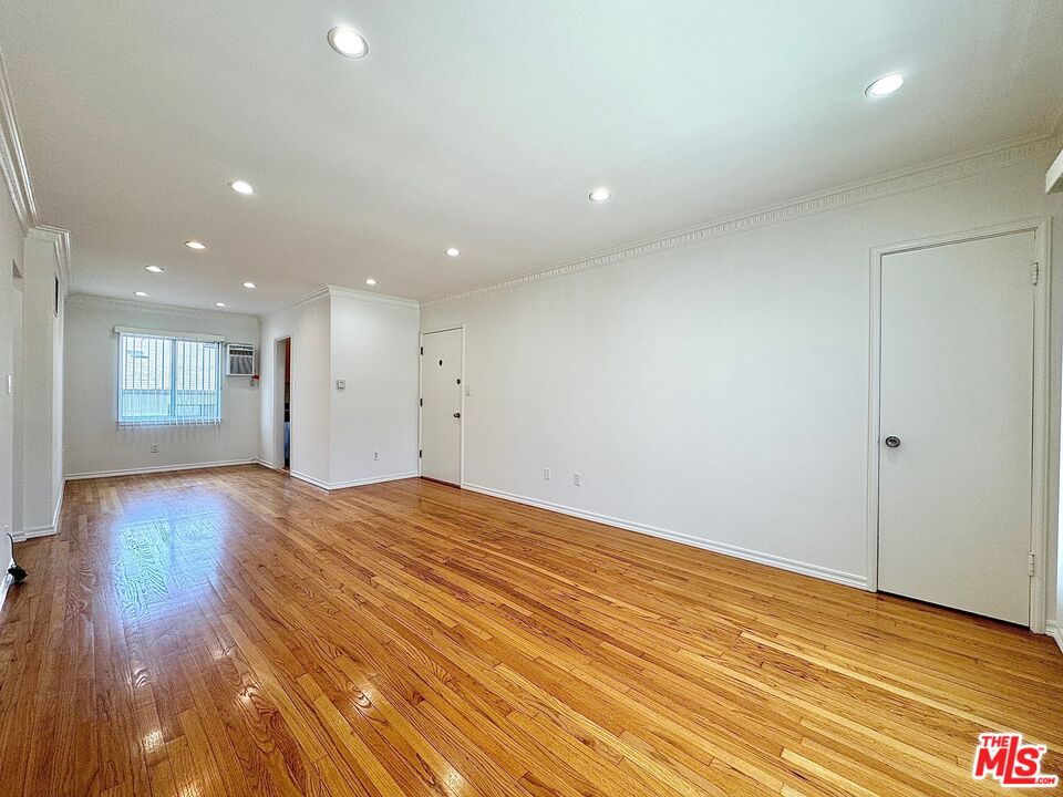 1233 N Harper Ave Unit: 7