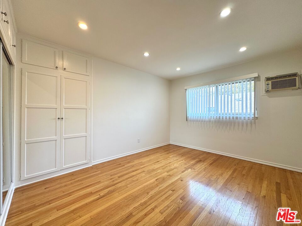 1233 N Harper Ave Unit: 7