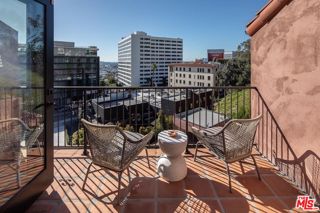 8425 W Sunset Blvd