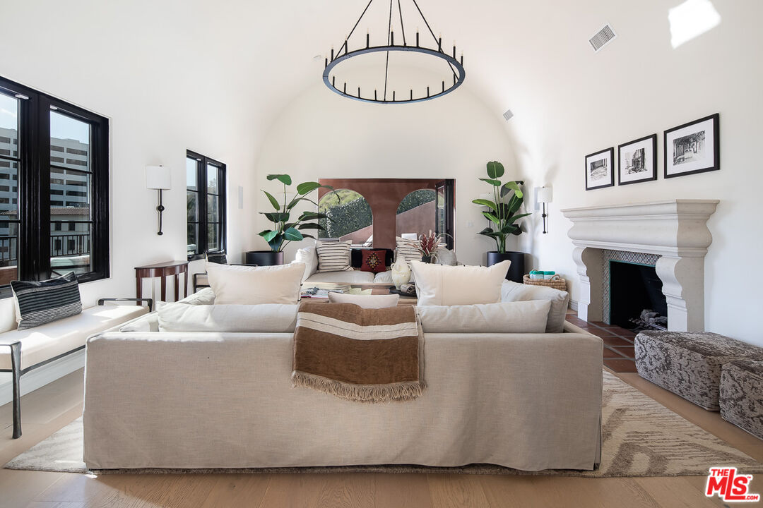 8425 W Sunset Blvd