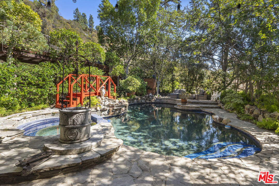 1926 Mount Olympus Dr