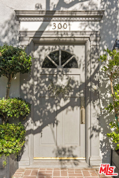 9762 Gregory Way