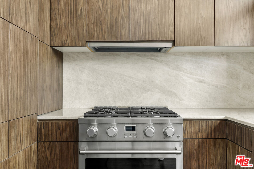 1400 N Hayworth Ave Unit: 32