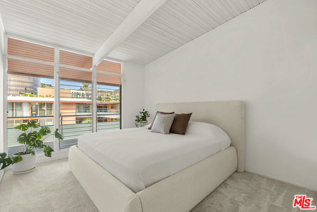 1400 N Hayworth Ave Unit: 32