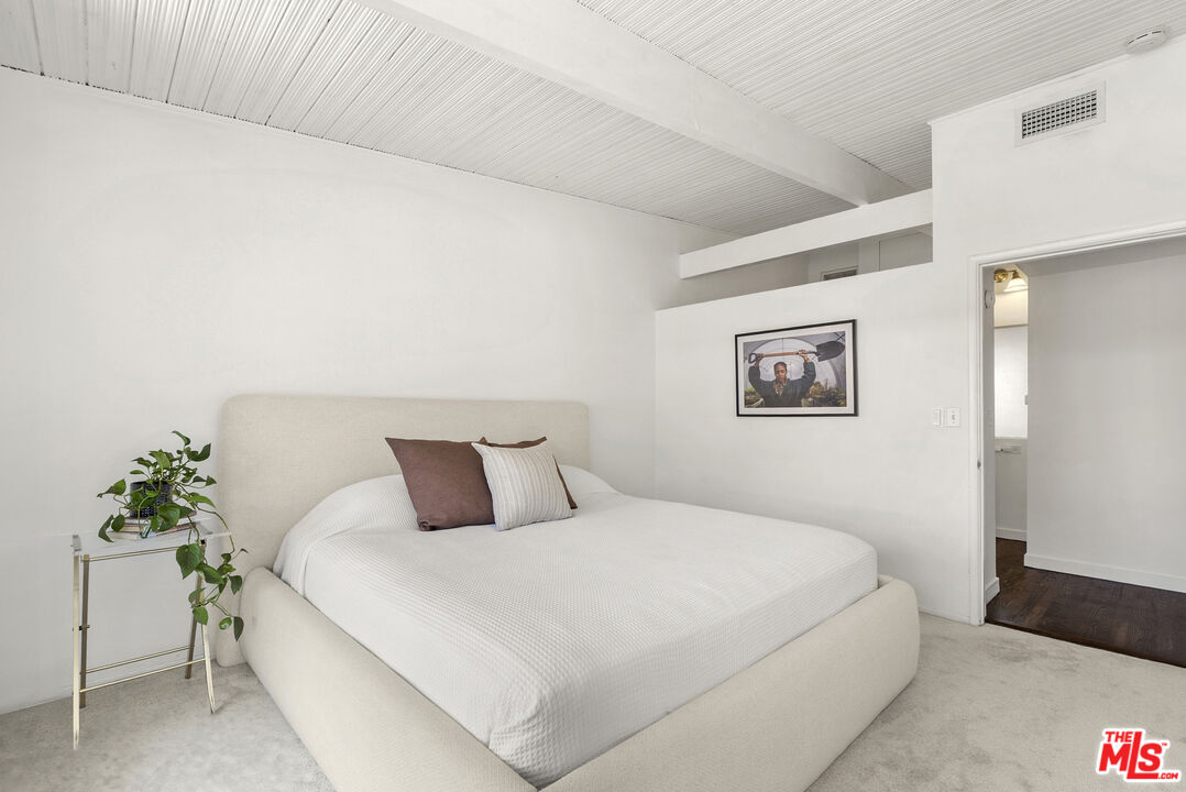 1400 N Hayworth Ave Unit: 32