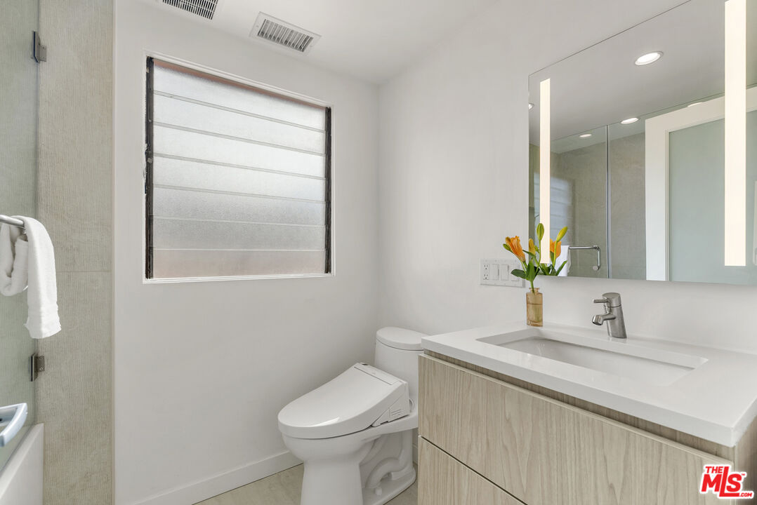 1400 N Hayworth Ave Unit: 32