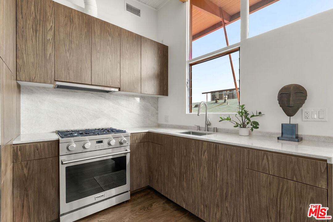 1400 N Hayworth Ave Unit: 32
