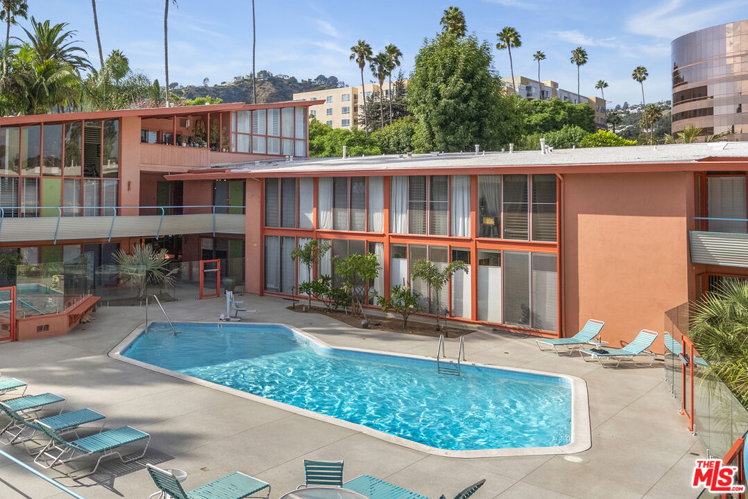 1400 N Hayworth Ave Unit: 32