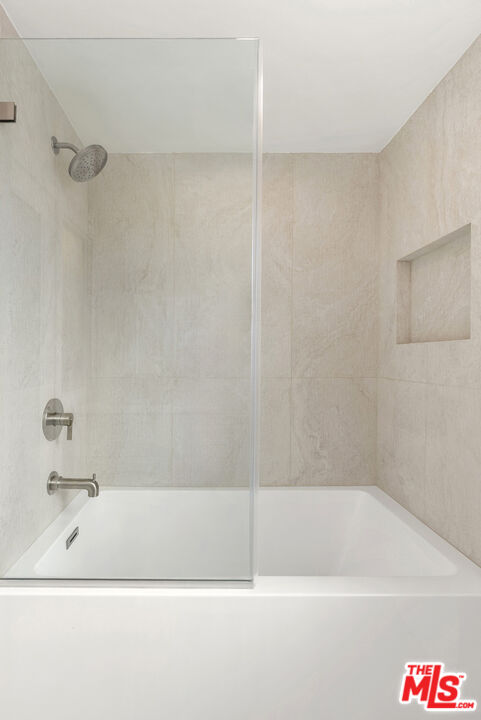 1400 N Hayworth Ave Unit: 32