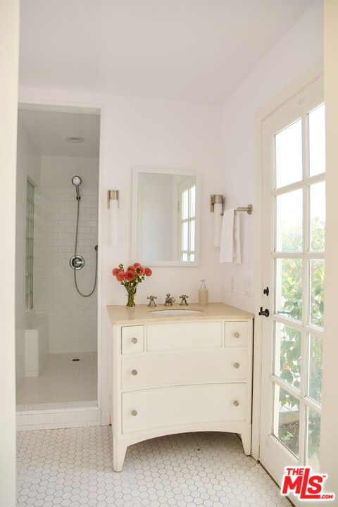 6206 Lindenhurst Ave