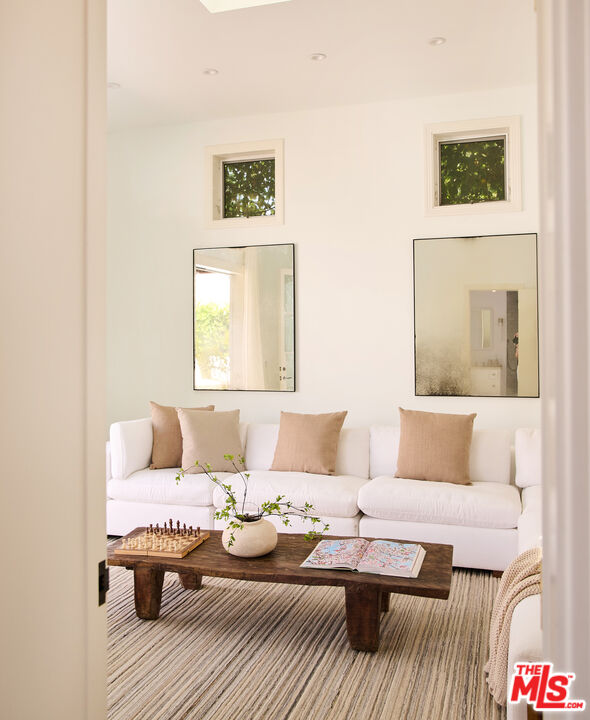 6206 Lindenhurst Ave