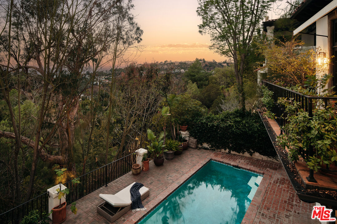 2729 Nichols Canyon Rd