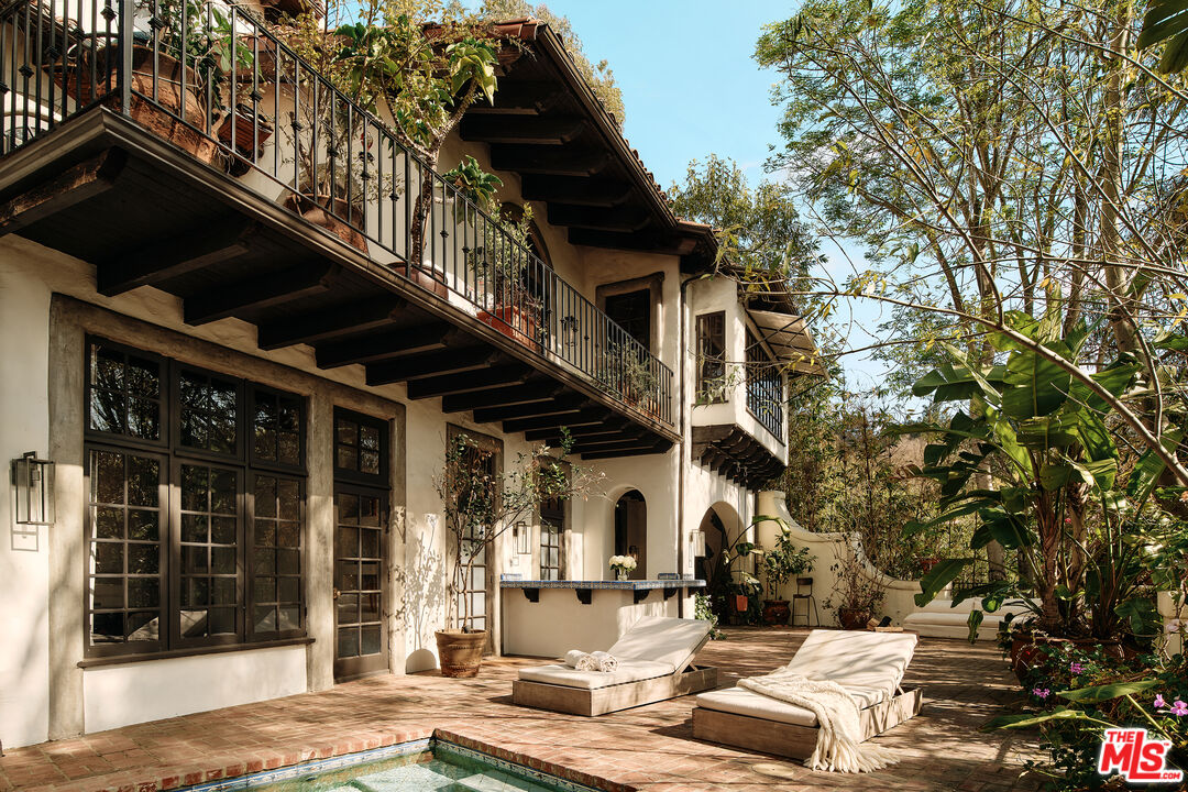 2729 Nichols Canyon Rd