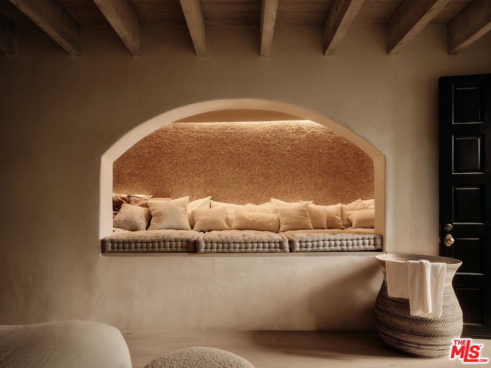 2729 Nichols Canyon Rd