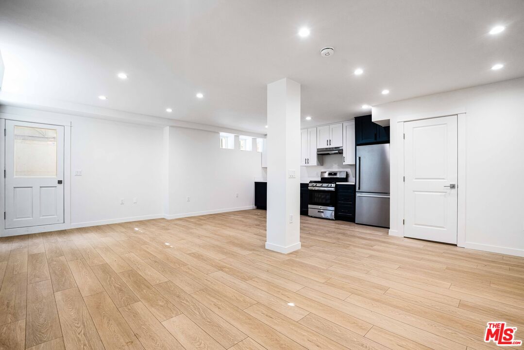 527 S Barrington Ave Unit: 16