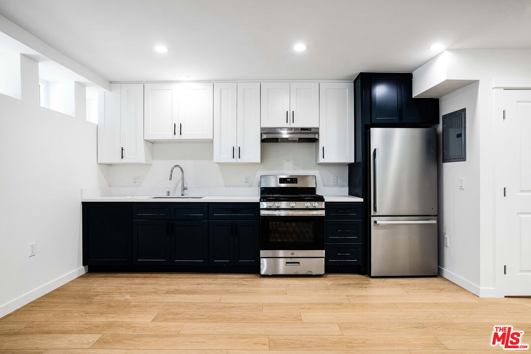 527 S Barrington Ave Unit: 16