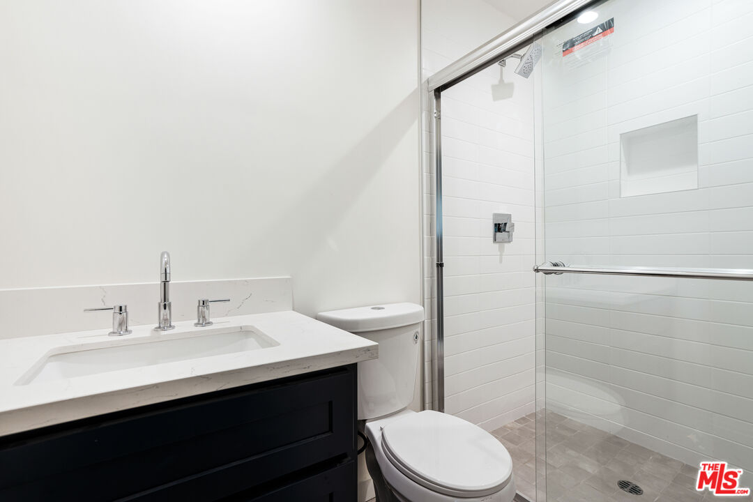 527 S Barrington Ave Unit: 16