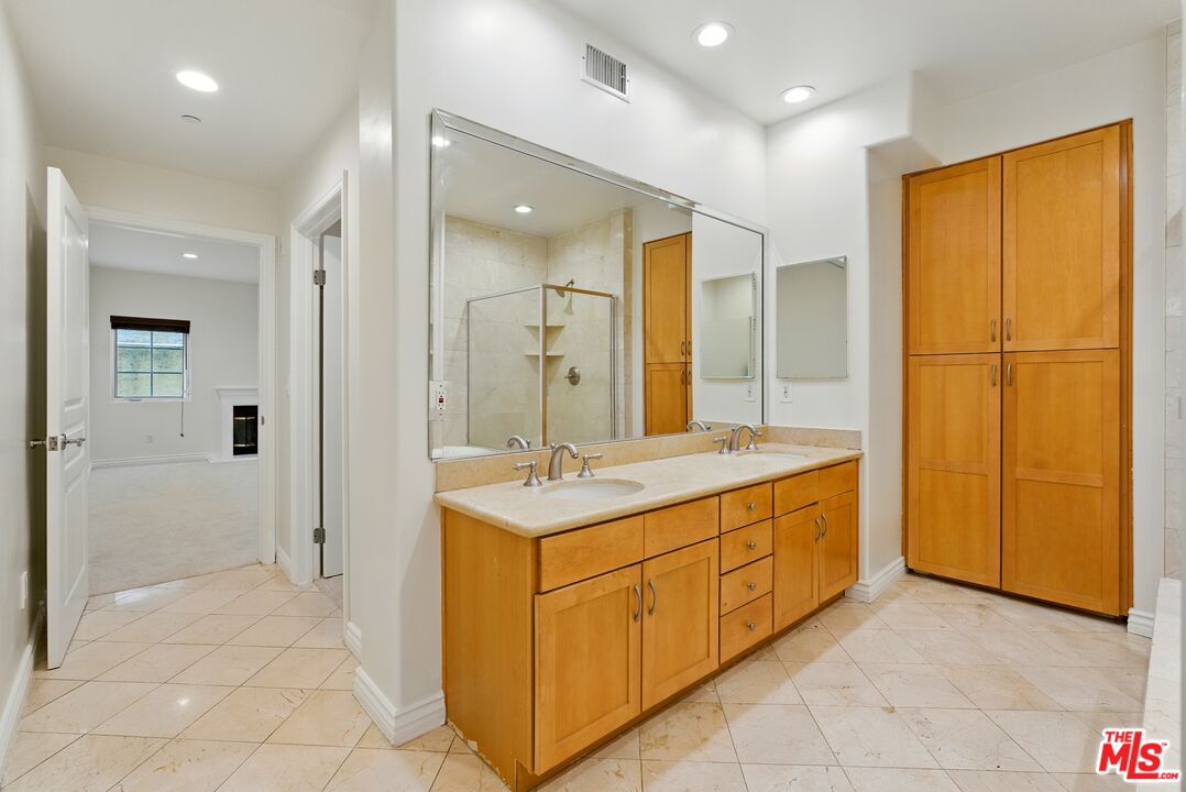 1861 Veteran Ave Unit: 102