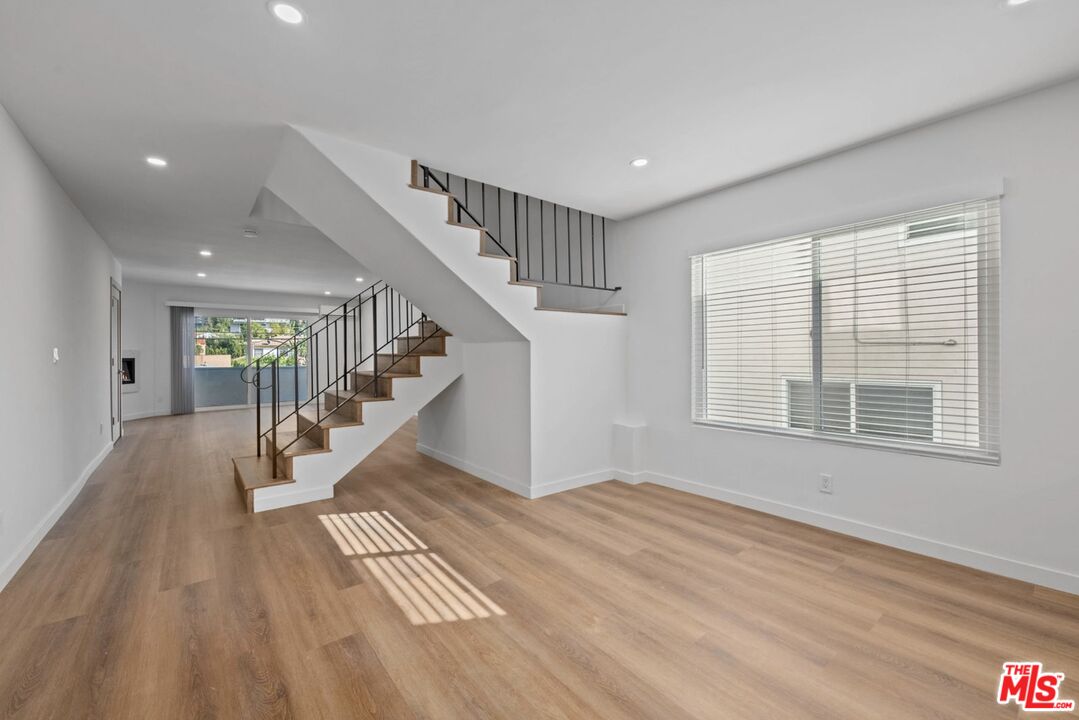 2449 N Beachwood Dr Unit: 9