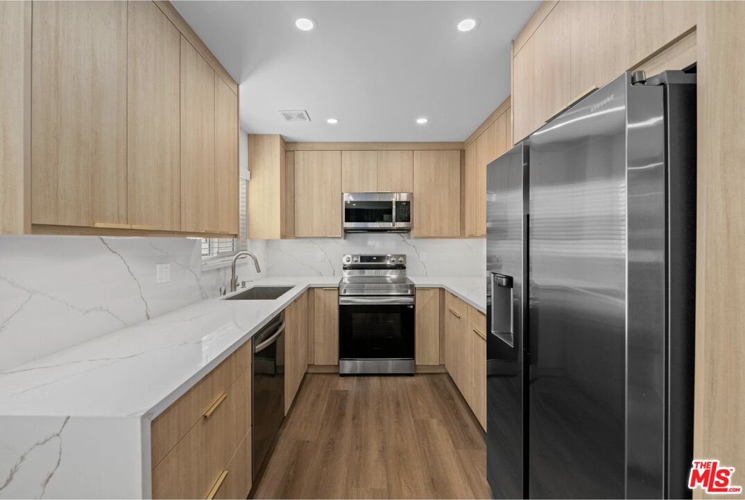 2449 N Beachwood Dr Unit: 9