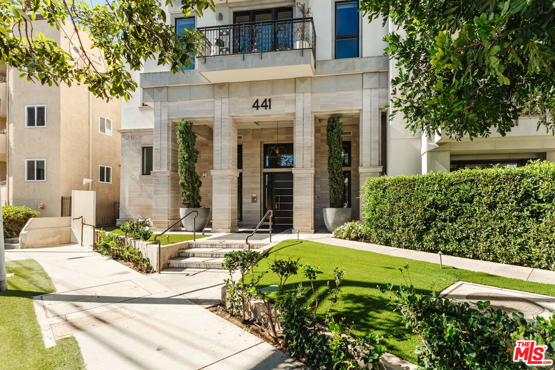 441 S Barrington Ave Unit: 109
