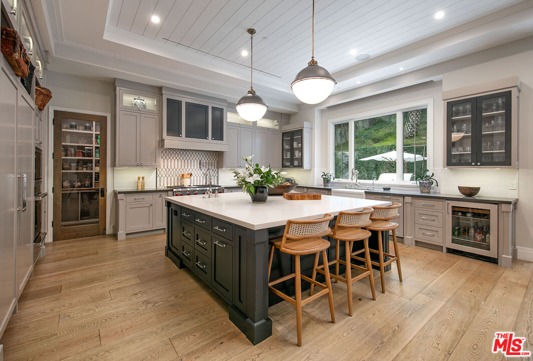 2333 Mandeville Canyon Rd