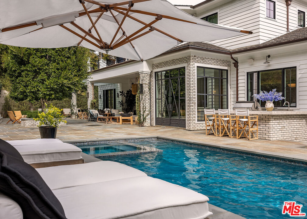 2333 Mandeville Canyon Rd