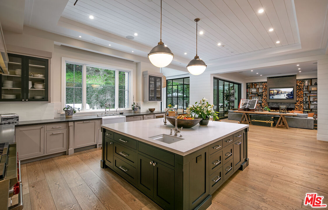 2333 Mandeville Canyon Rd