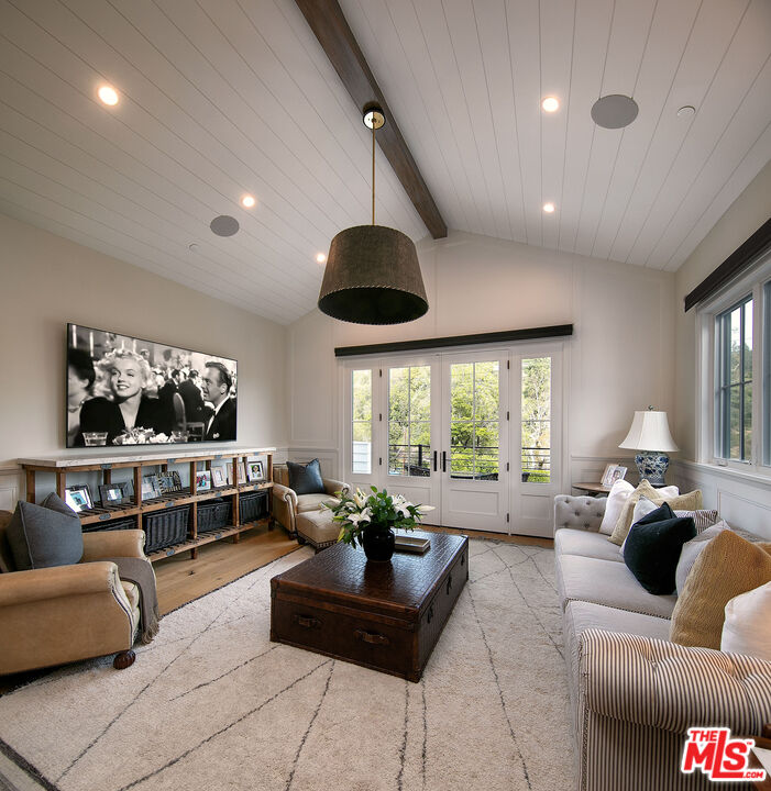 2333 Mandeville Canyon Rd