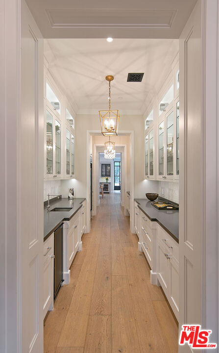 2333 Mandeville Canyon Rd