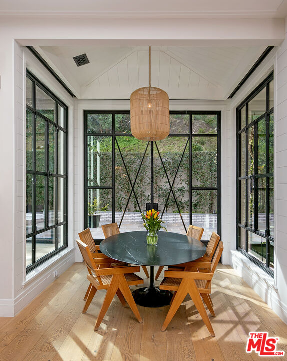 2333 Mandeville Canyon Rd