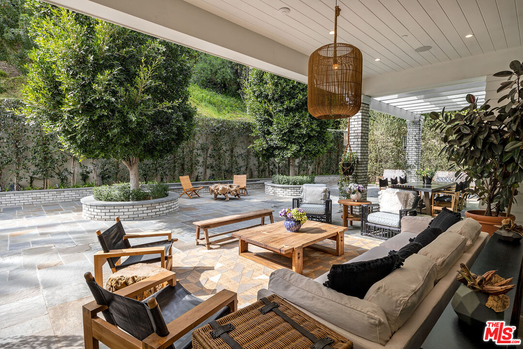 2333 Mandeville Canyon Rd