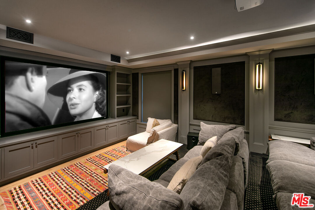 2333 Mandeville Canyon Rd