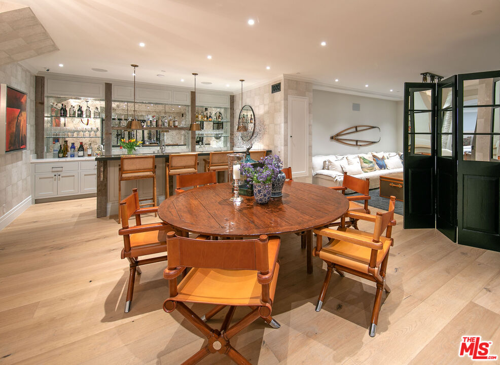 2333 Mandeville Canyon Rd