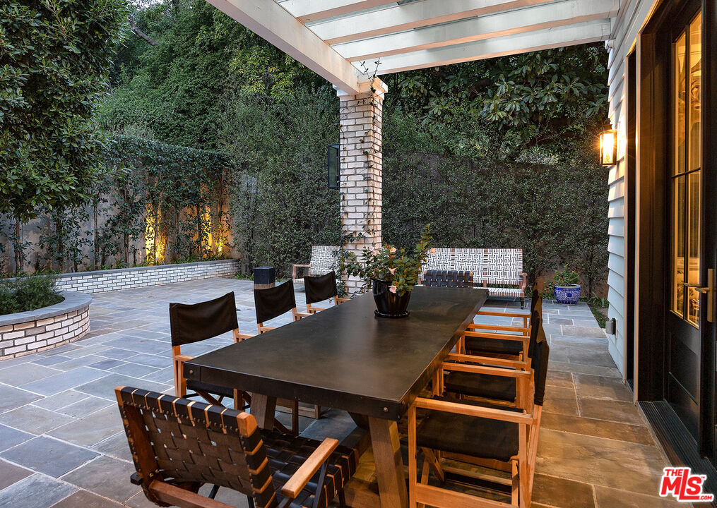 2333 Mandeville Canyon Rd